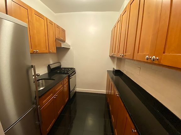 4th image of 120 E 62nd St #D2