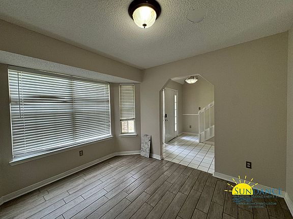 3rd image of 337 Parkwood Pl