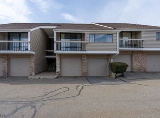 94 Overlook Dr, Clinton, NJ 08809