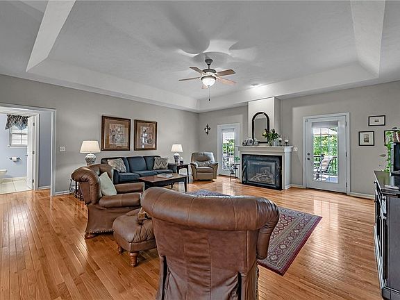 5th image of 1040 Valleyview Dr