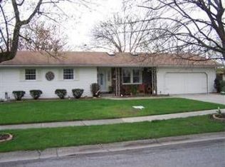 907 Iroquois Dr, Crown Point, IN 46307