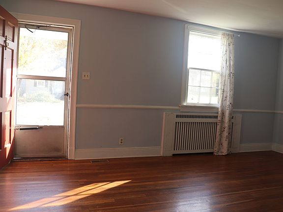 4th image of 2628 Kenwood Ave
