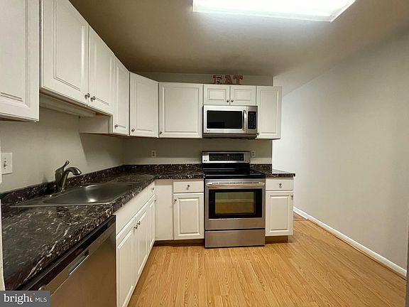3rd image of 617 Center St APT 104