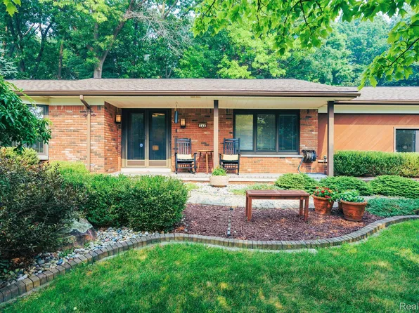 344 Shagbark Dr, Rochester Hills, MI 48309