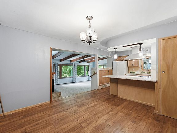 4th image of 410 3rd Ave NE