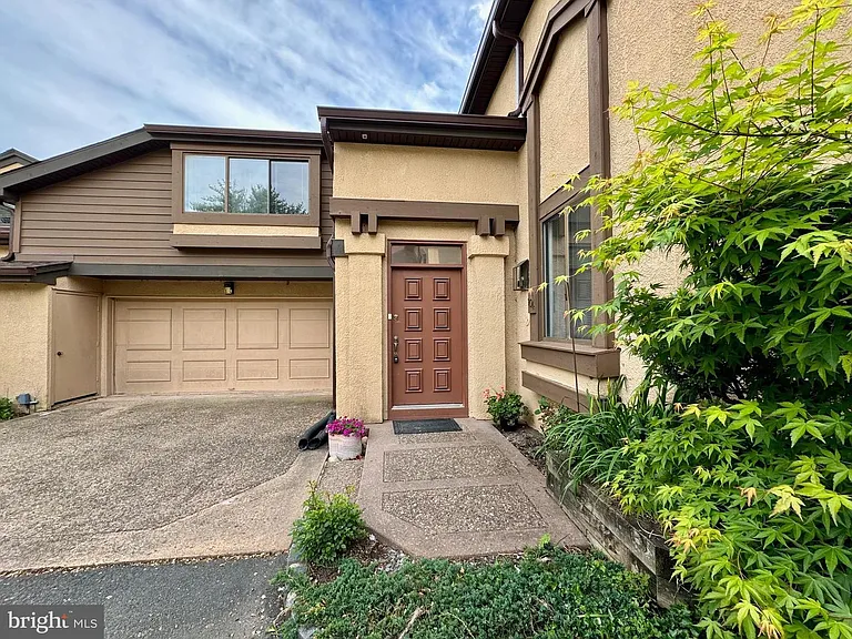 104 Sayre Dr — Photo 23