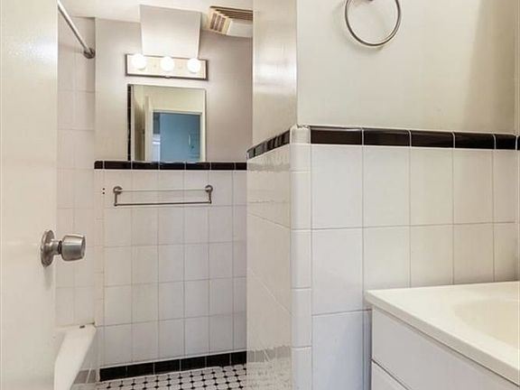 3rd image of 302 W 76th St #C3