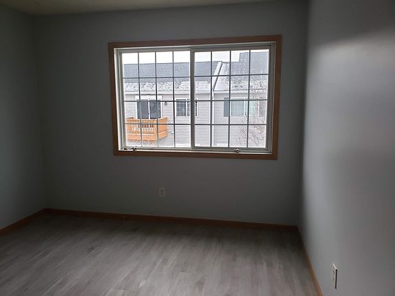 3rd image of 8054 Stratford Cir S