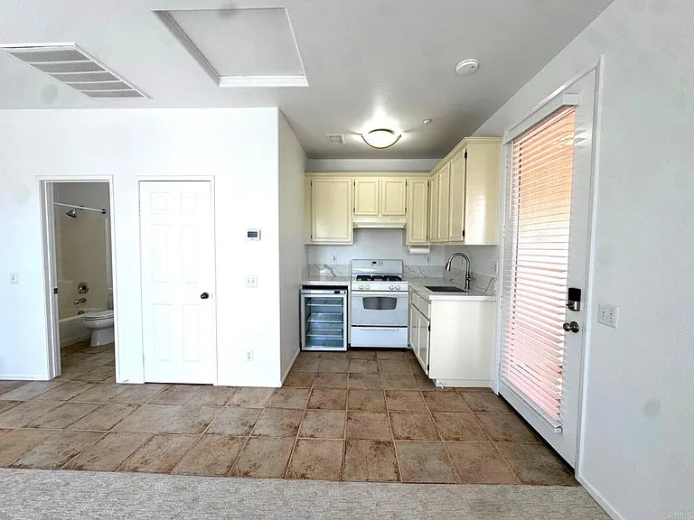 653 Beach St — Photo 13