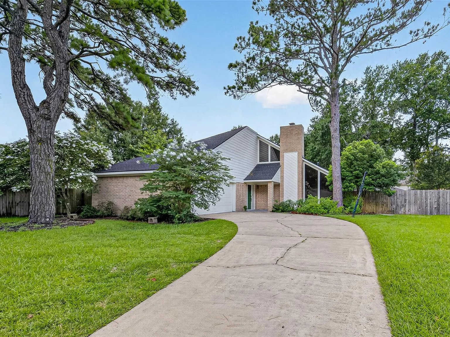 3 bed, 2.0 bath, 2373 sqft, $2,200 — Photo 3