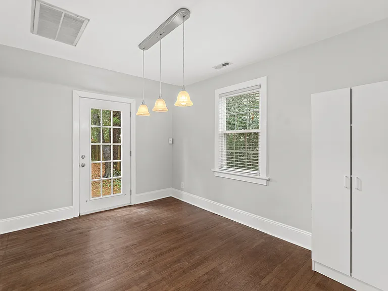1211 Larchmont Cres — Photo 10
