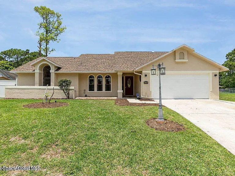 1040 Big Horn Cir NW — Photo 1