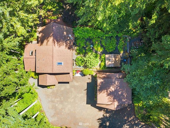 Arial view showcases the spacious parking available and the surrounding natural beauty.>