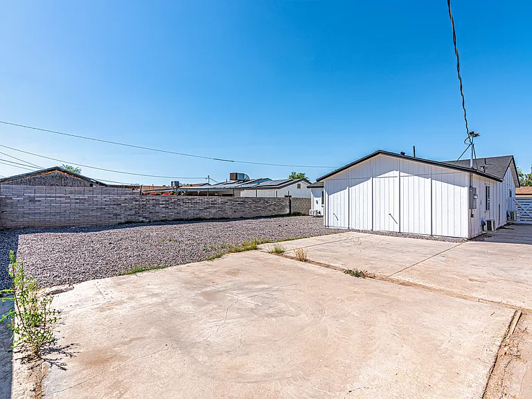 411 W Grove St — Photo 17