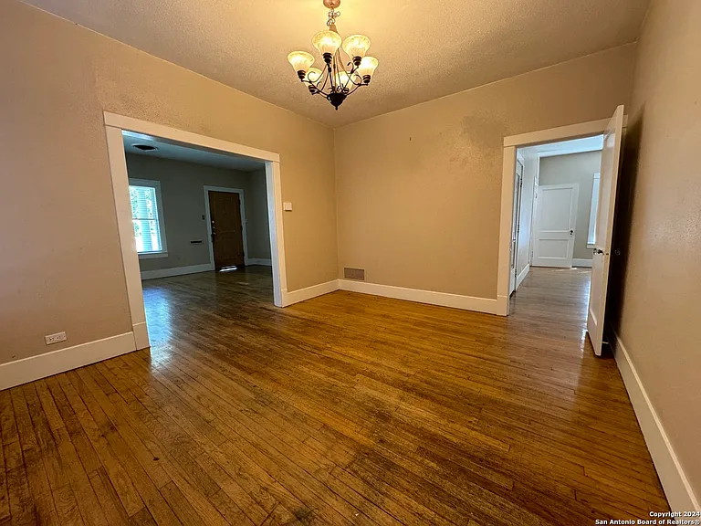 538 W Elsmere Pl — Photo 6