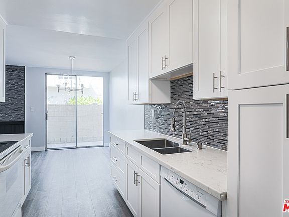 5th image of 530 S Barrington Ave APT 109