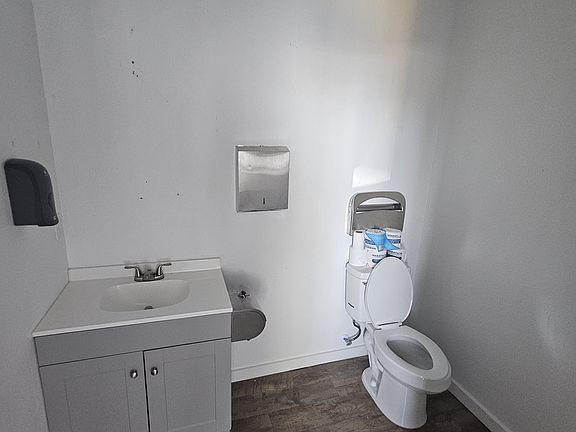 2nd image of 5833 NE Lombard St