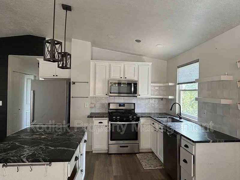 3 bed, 2.0 bath, 1533 sqft, $2,299 — Photo 4
