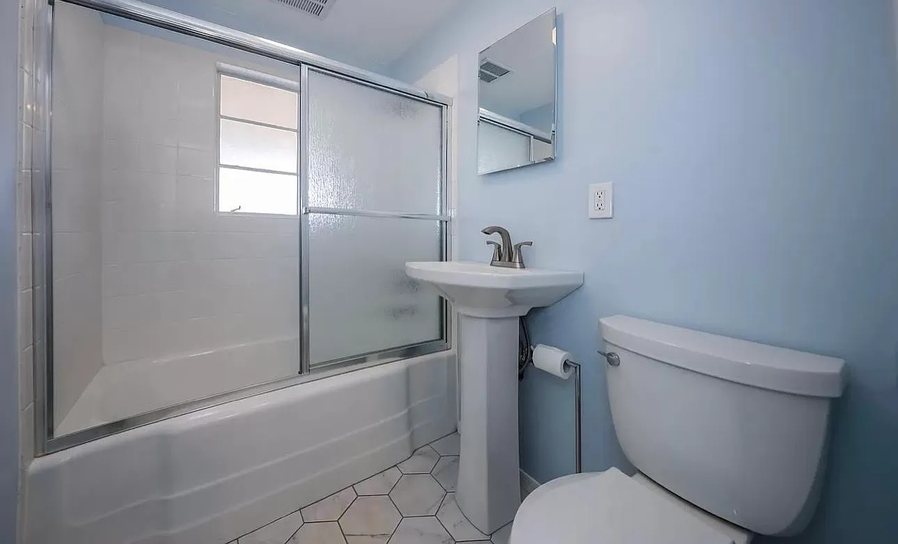 2 bed, 696 sqft, $1,600 — Photo 2