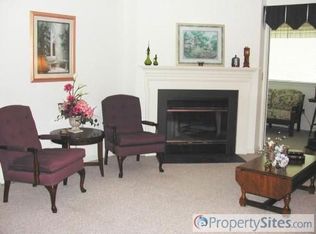 906 Country Place Dr, Lancaster, PA 17601
