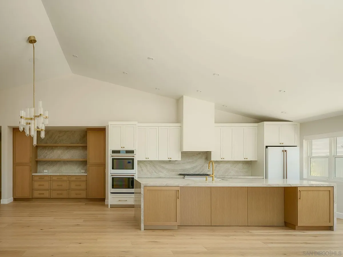 Building Photo - 5503 Linda Rosa Ave