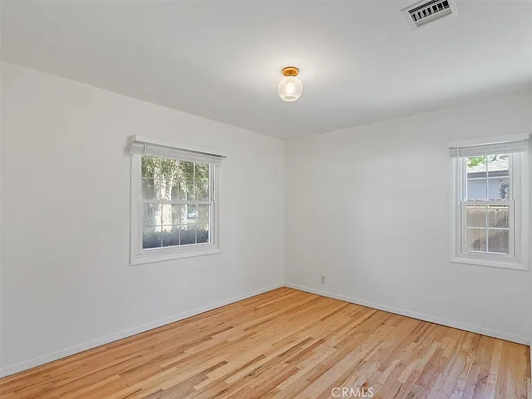 15460 Sylvan St — Photo 29