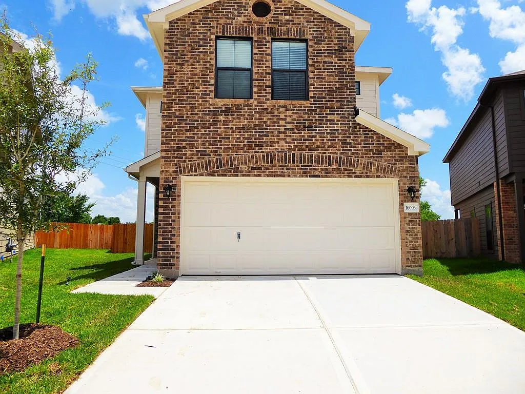 4 bed, 2.5 bath, 2026 sqft, $2,200 — Photo 2
