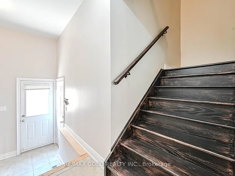 28 Dokkum Cres — Photo 34