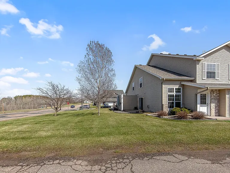 601 Meadow Ln — Photo 2