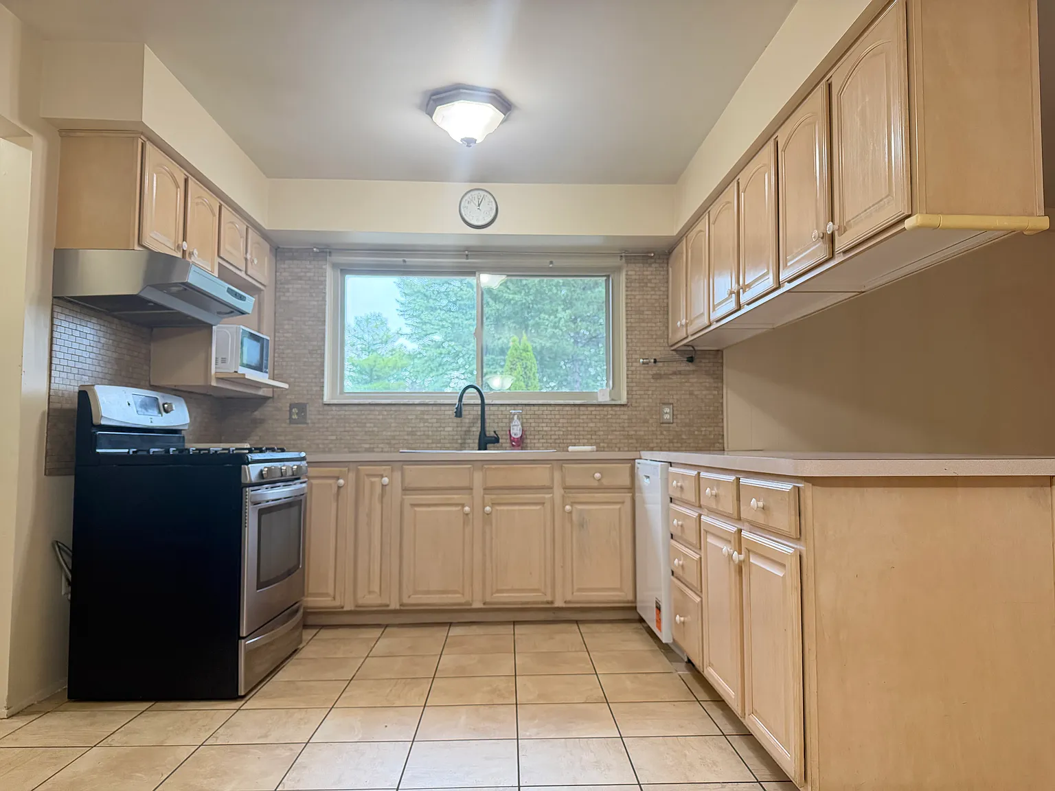 3 bed, 1531 sqft, $2,400 — Photo 2