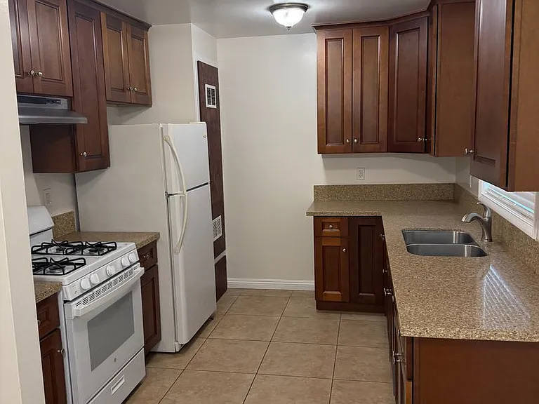 180 S Mountain View Ave — Photo 4