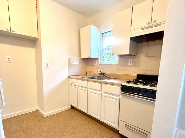17 Webb Ave APT 2R, Hempstead, NY 11550