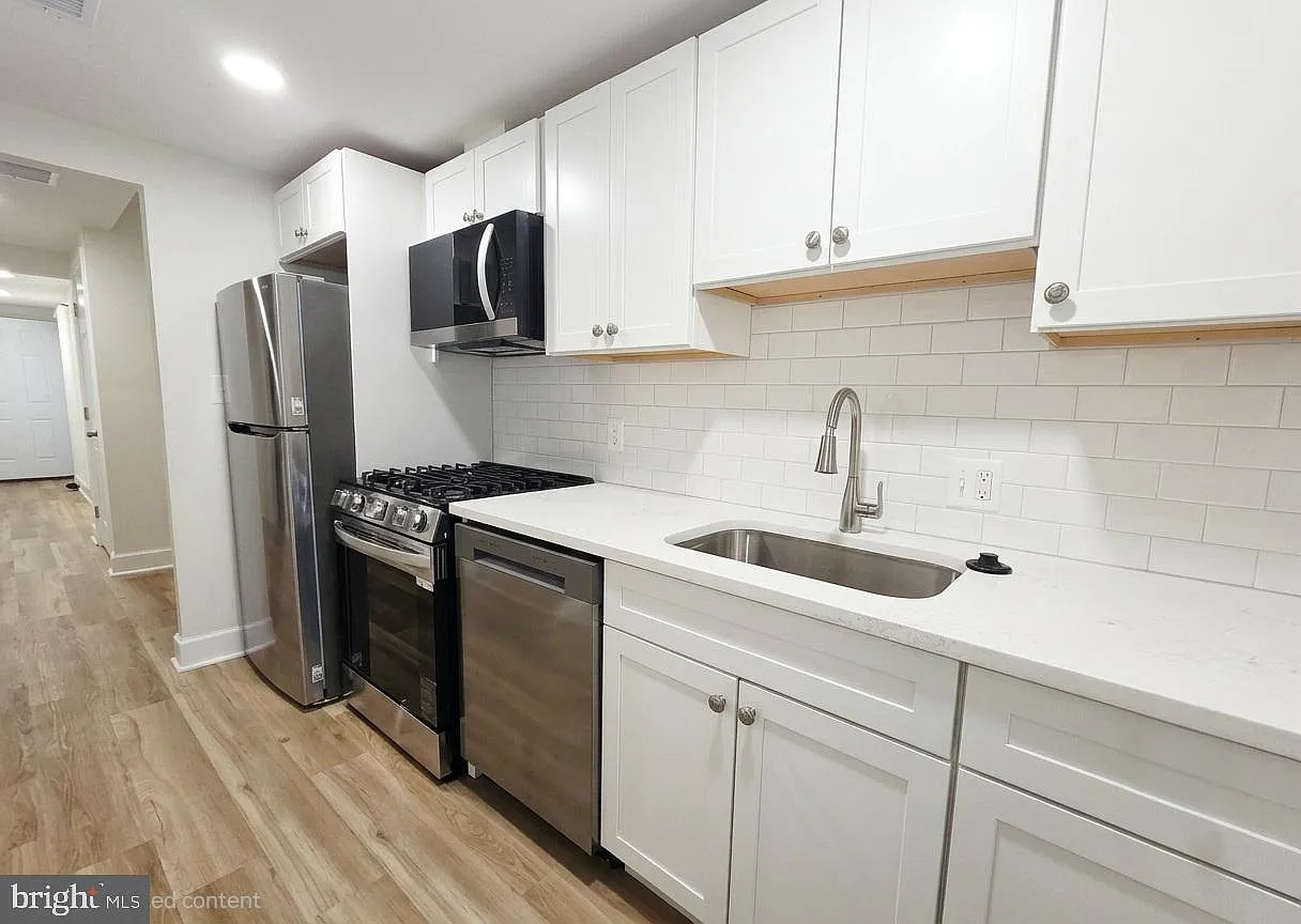2 bed, 1.0 bath, 975 sqft, $1,700 — Photo 2
