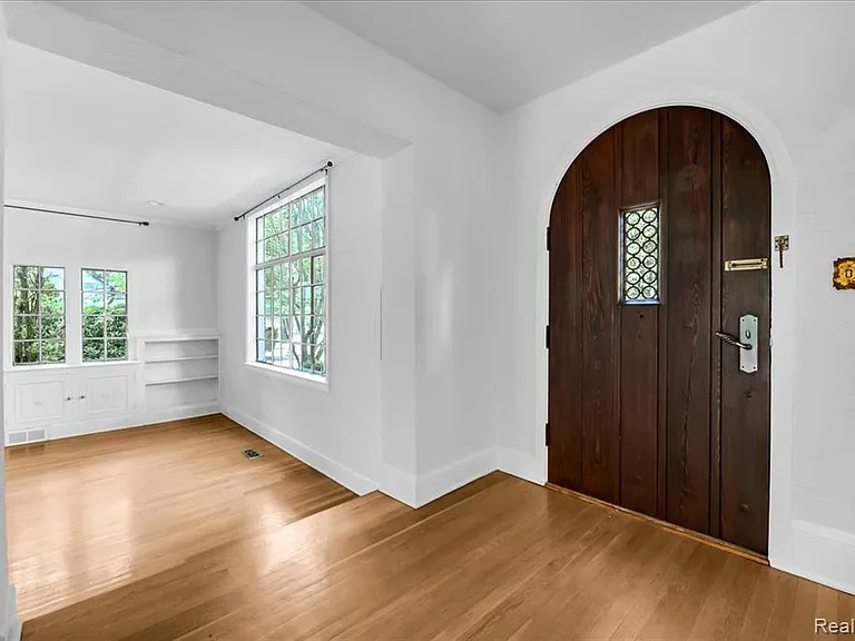 455 Linden Rd — Photo 4