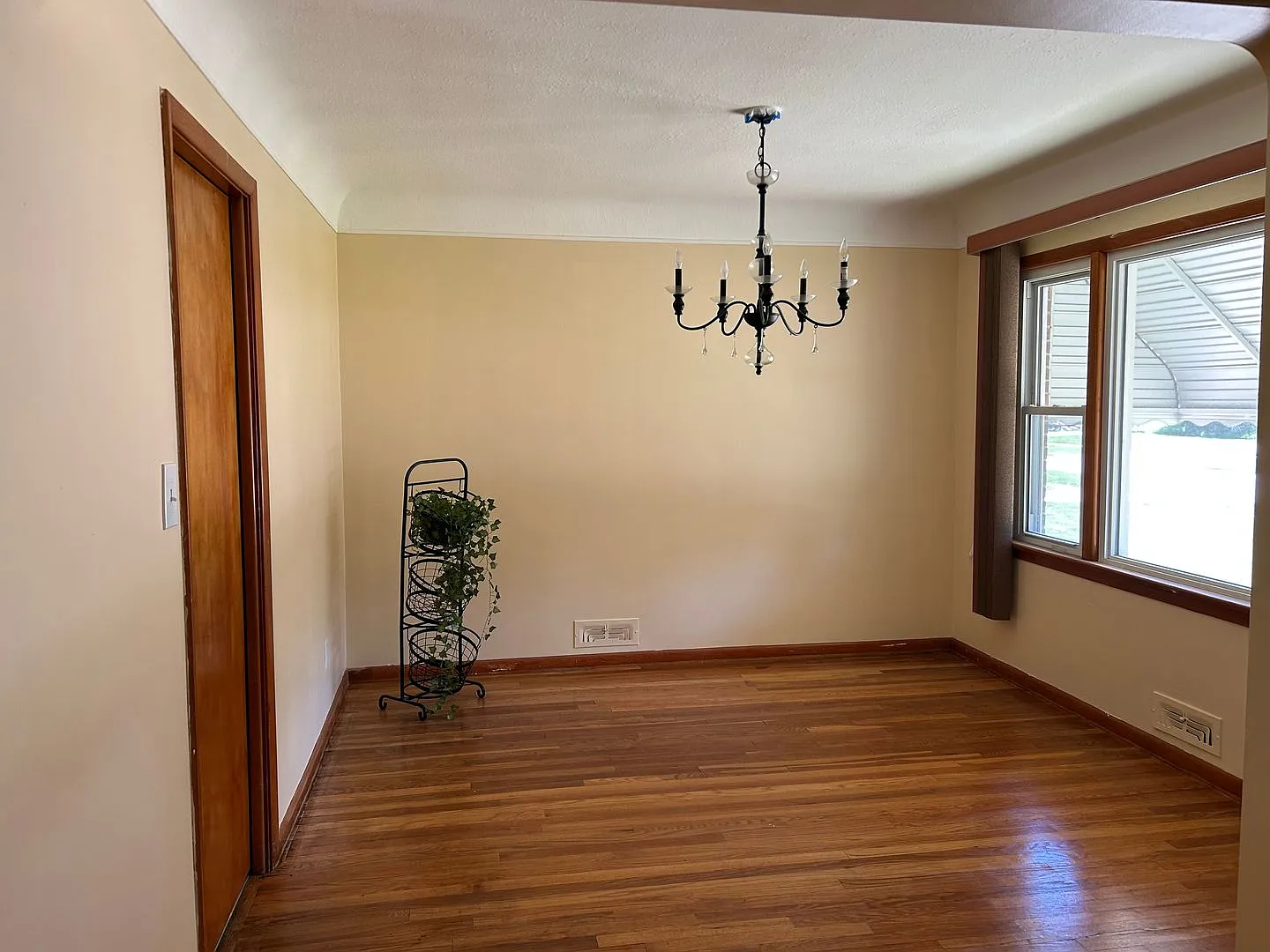 Brick 4 Bedrooms house is South Euclid With 2 Cars Detached Garage for Rent — Photo 4