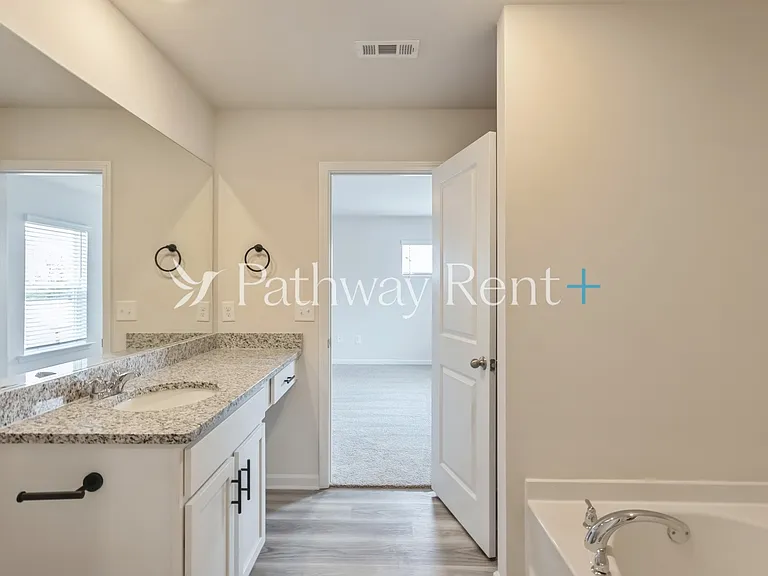 608 Mackenzie Cv — Photo 11