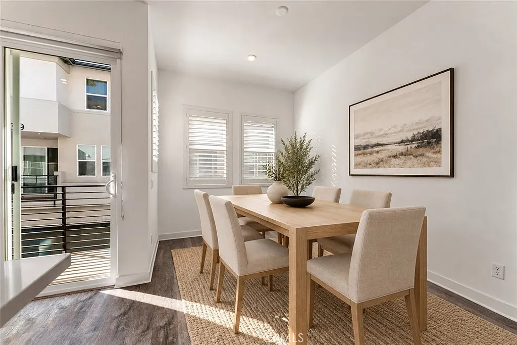 4 bed, 3.5 bath, 1913 sqft, $5,000 — Photo 4