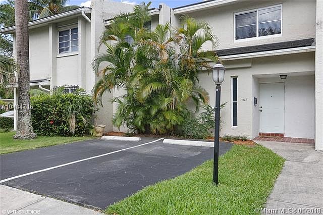 Rarely available townhouse in the heart of South Miami