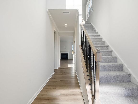 4th image of 158 Farmwell Drive 84 Westbury #Npw-c1