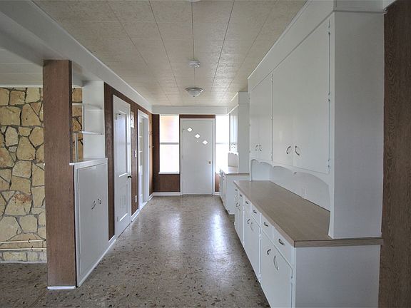 3rd image of 564 Laurel Ln