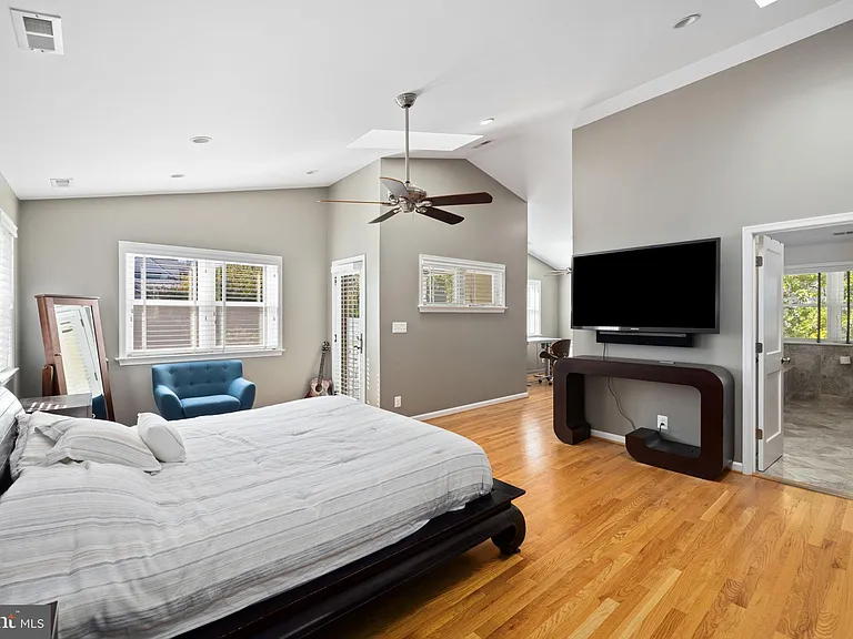 1604 N Edgewood St — Photo 29