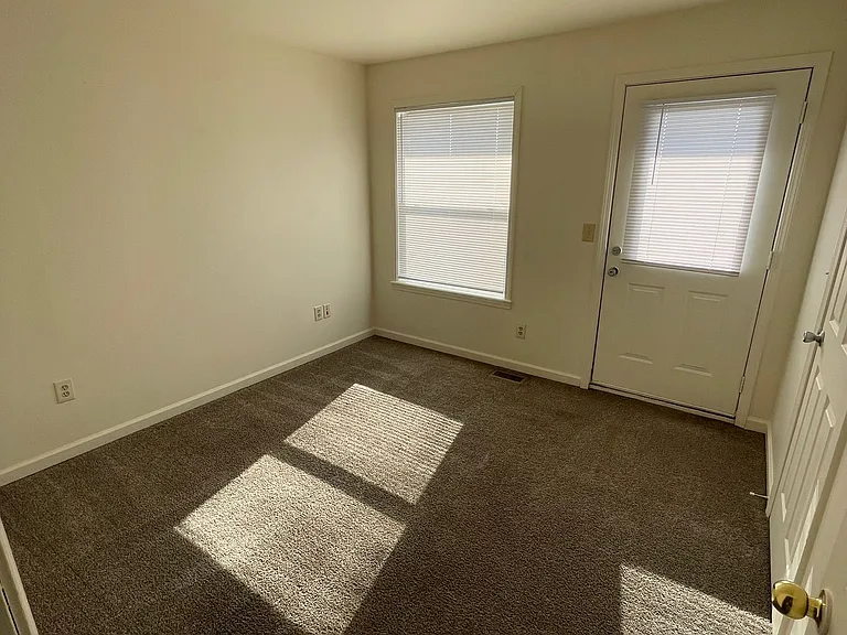 506 S Poplar St — Photo 3