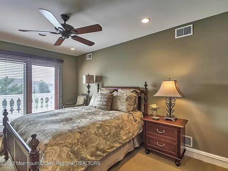 220 Pointe Dr — Photo 21