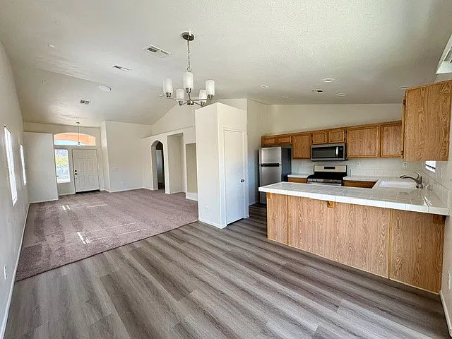 3 bed, 1466 sqft, $2,300 — Photo 3