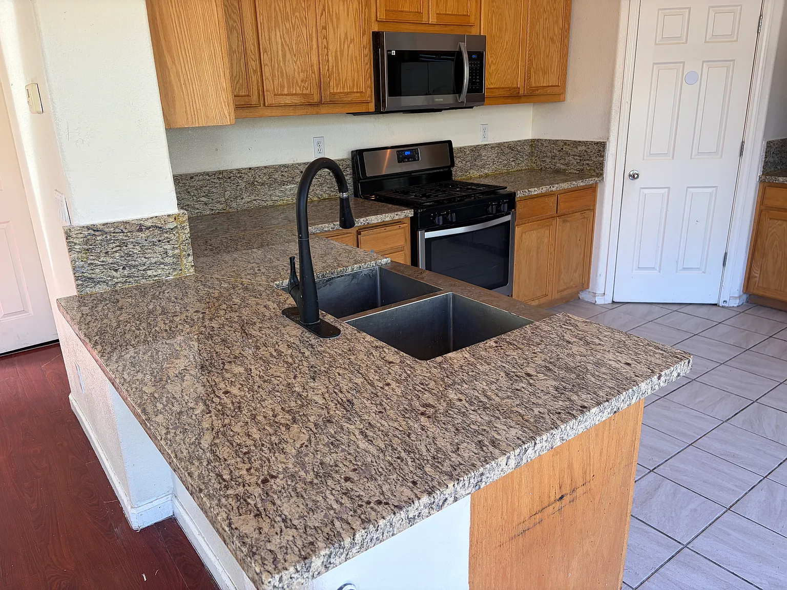 4 bed, 2.5 bath, 2135 sqft, $3,500 — Photo 4