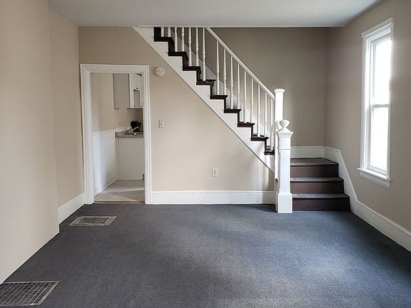 4th image of 327-329 W King St #327KING