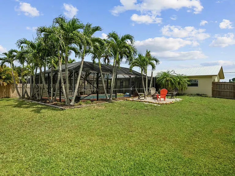 991 SE Walters Ter — Photo 18
