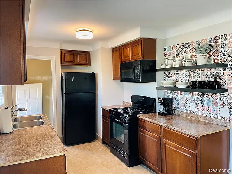 1040 E Maxlow Ave — Photo 6