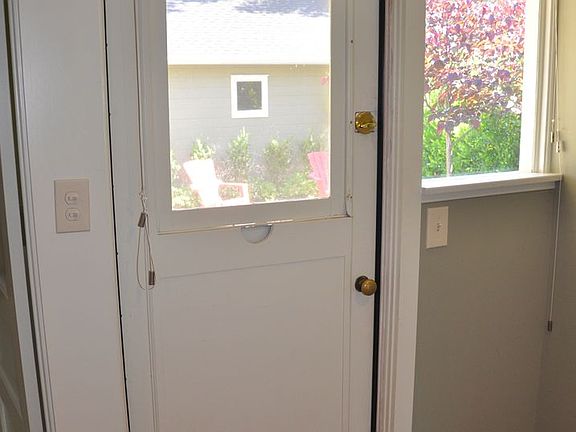 4th image of 530 E Almond Ave