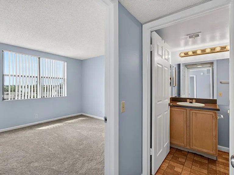 724 Executive Center Dr #31-8-31 — Photo 7